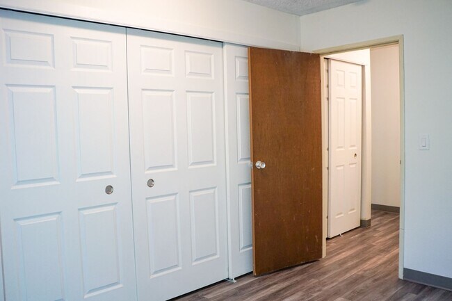 Building Photo - Nestled into Marquam Hill: Bright 2nd Floor 1Bed w/Private Balcony!