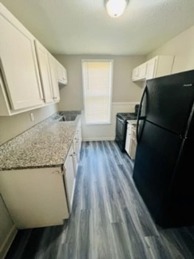 Building Photo - Quaint 2 bedroom in a quiet neighborhood