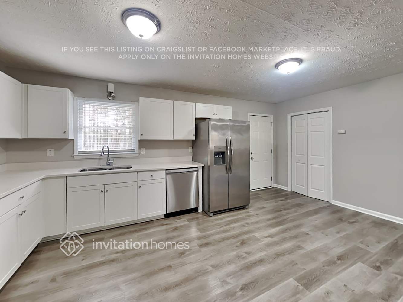 Building Photo - 300 E Country Woods Dr