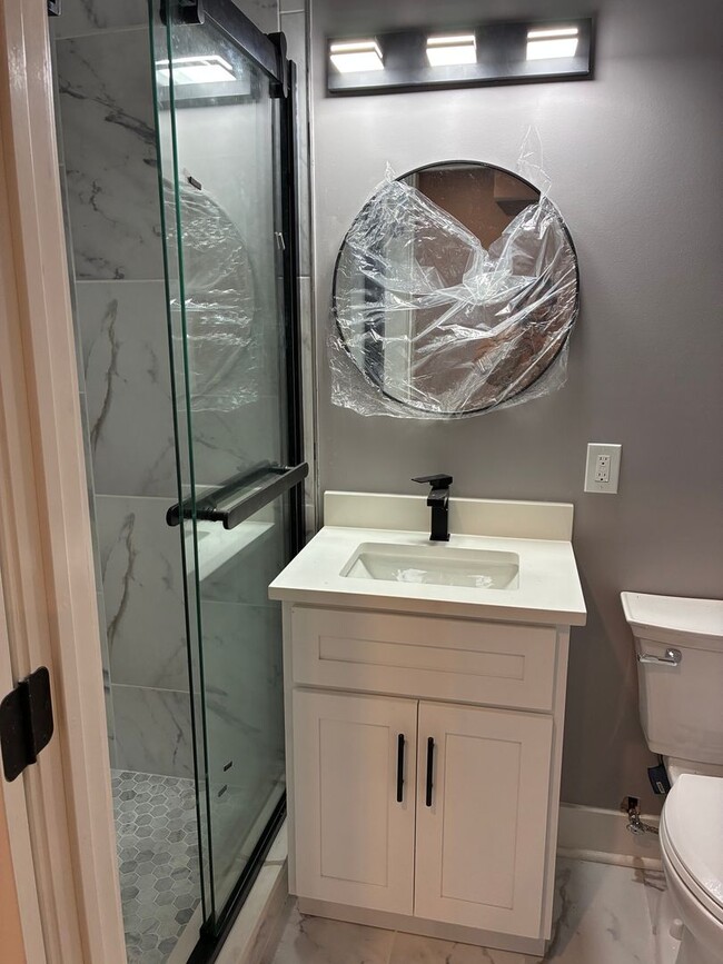 Building Photo - Every Bedroom Has a Private Bath!!! Balcony, AC, Laundry! New Reno! Avail NOW!