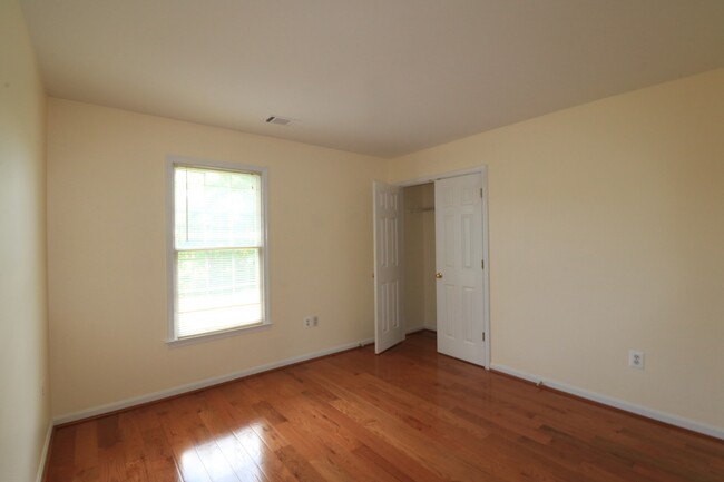 Building Photo - 5 BD + 3.5 Bath Bright & Beautiful Colonia...
