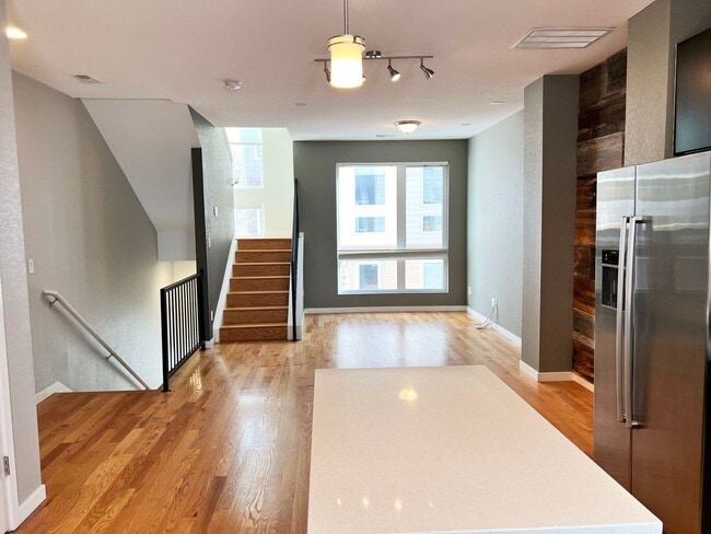 Building Photo - Luxury Slot-Style Town Home in the Heart of RiNo