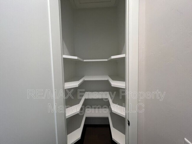 Building Photo - 440 St Claire Dr