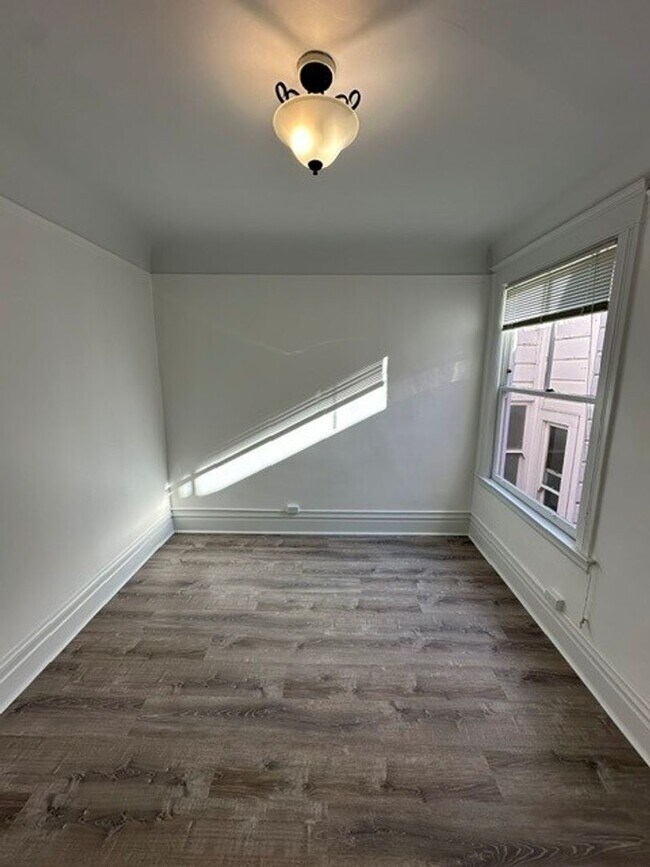 Building Photo - 1141