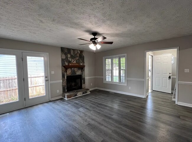 Building Photo - NEW LISTING!!!!!