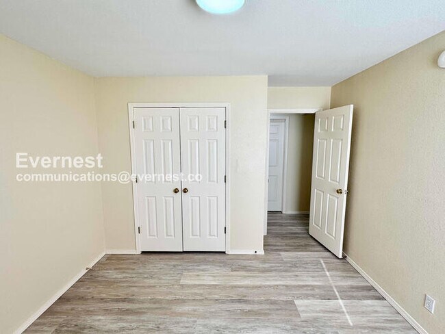 Building Photo - 3 Bed, 2 Bath Townhome with Attached Garage / Pet-Friendly / Available Now!