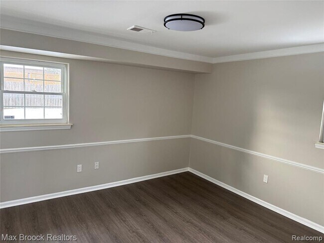 Building Photo - 38527 Claremont Dr