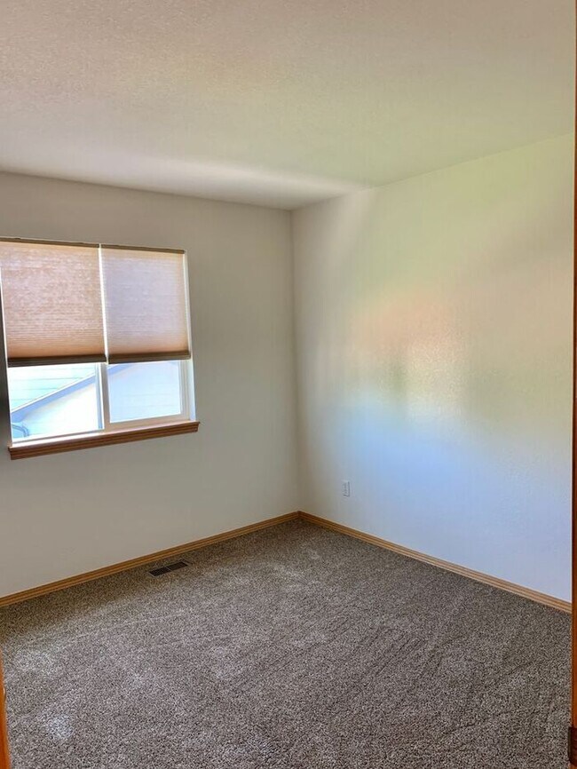 Building Photo - Gorgeous 5 Bedroom 3.5 Bath House with 3 c...