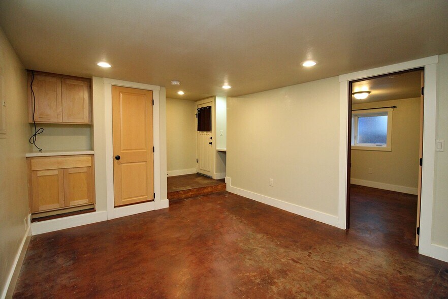 Building Photo - 4815 SE 75th Ave