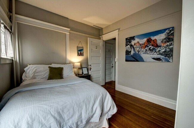 Building Photo - Beautiful two story unit with Victorian charm