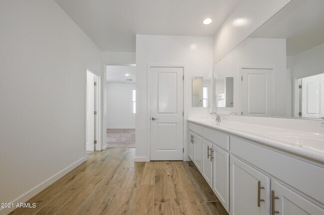 Building Photo - 9517 E Talon Ave