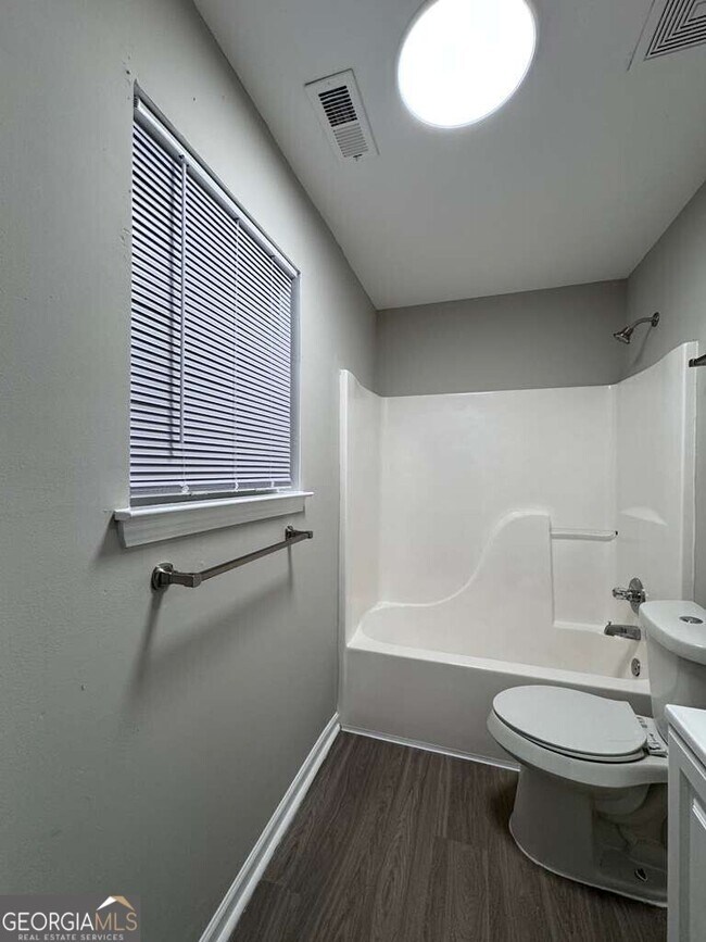 Building Photo - 400 Stonehaven Cir