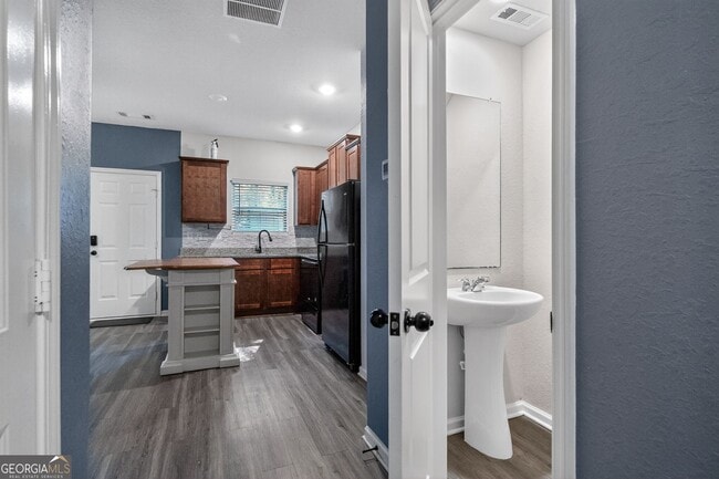 Building Photo - 1110 Highwood Ln