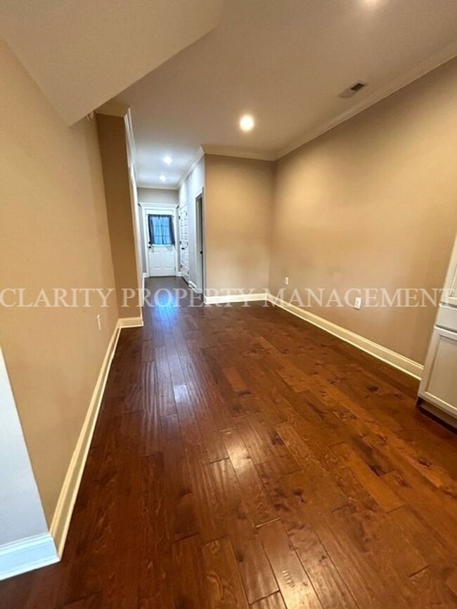 Building Photo - Like new, immaculate 3 bedroom townhome!