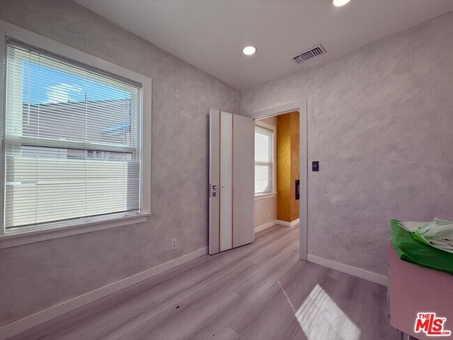 Building Photo - 674 Estelle Ave