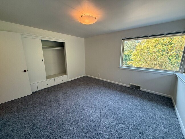 Building Photo - 2 Bedroom 2 Bathroom + Den Magnolia House!