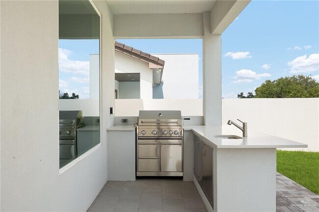 Building Photo - 2416 Thames Dr
