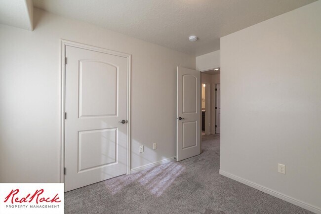 Building Photo - 3 Bedroom Townhome in Buena Vista Community