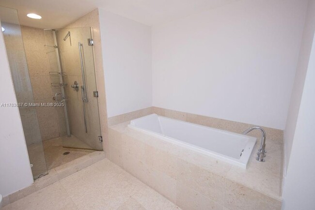 Building Photo - 475 Brickell Ave