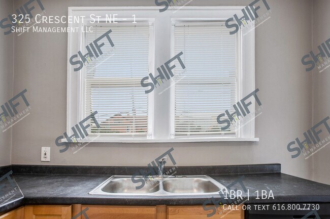 Building Photo - 325 Crescent St NE