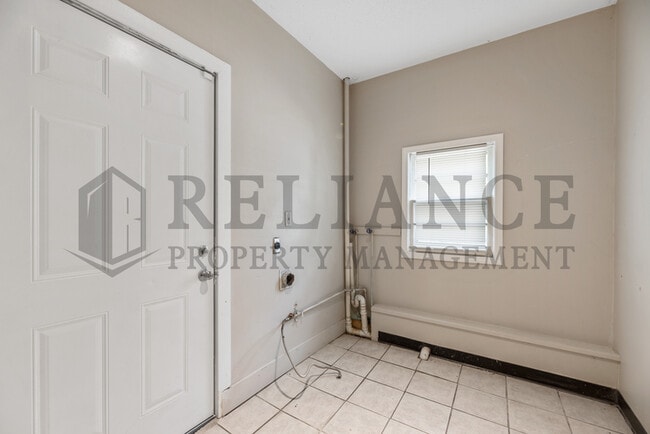 Building Photo - 607 S Christine Ave