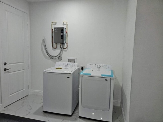 Building Photo - 6490 W Park Ln