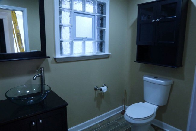 Building Photo - 1033 N Hermitage Ave