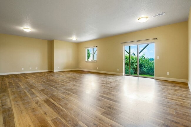 Building Photo - Spacious 4 bed, 3 bath home with sprawling views in West Salem