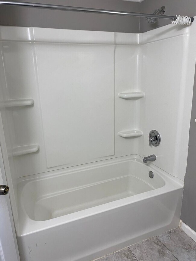 Building Photo - 2 BEDROOM LAKE HOUSE!