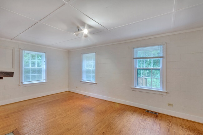 Building Photo - 605 Shepards Hill Rd