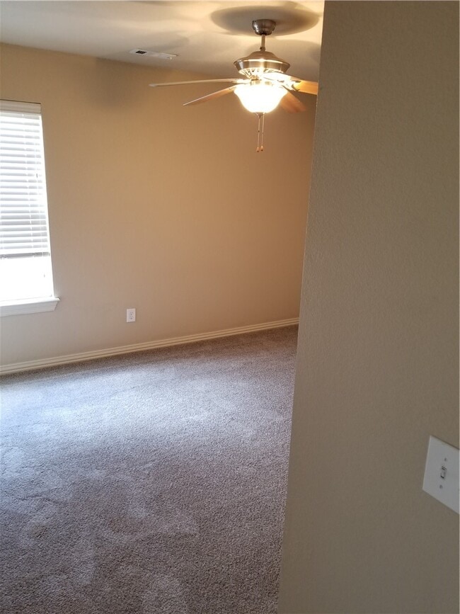Building Photo - 637 N Longfellow Ln