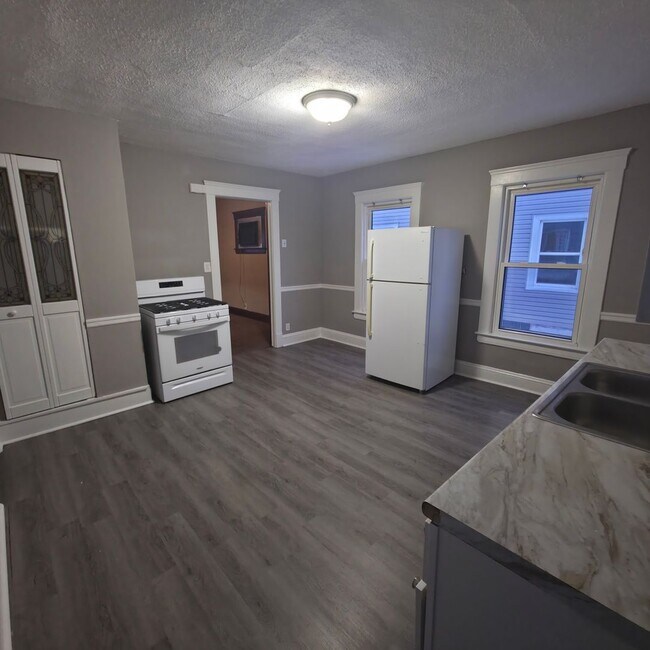 Building Photo - 2064 Halstead Ave