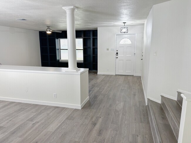 Building Photo - 16718 Stoney Glade