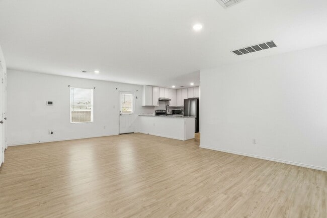 Building Photo - Single-Story 3/2 Rental Near Lackland Air Force Base | No Carpet | Fridge Included |