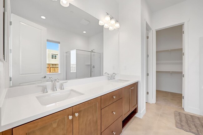 Building Photo - Beautiful Corner Lot 3 Bed 3 Bath Home