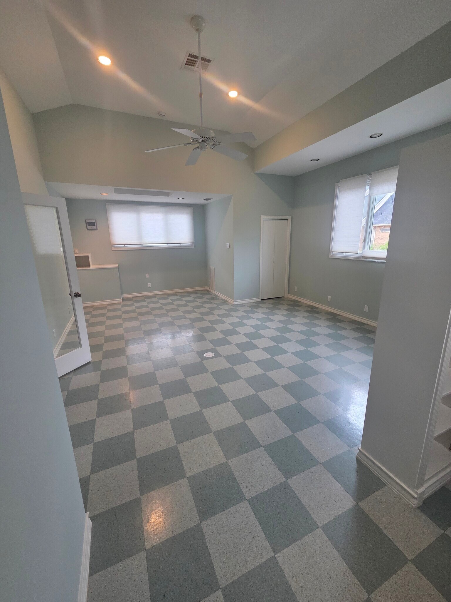 Room 5 - 4531 Palmetto St