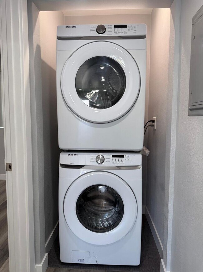 Building Photo - 1348-1348 E Vernon Ave