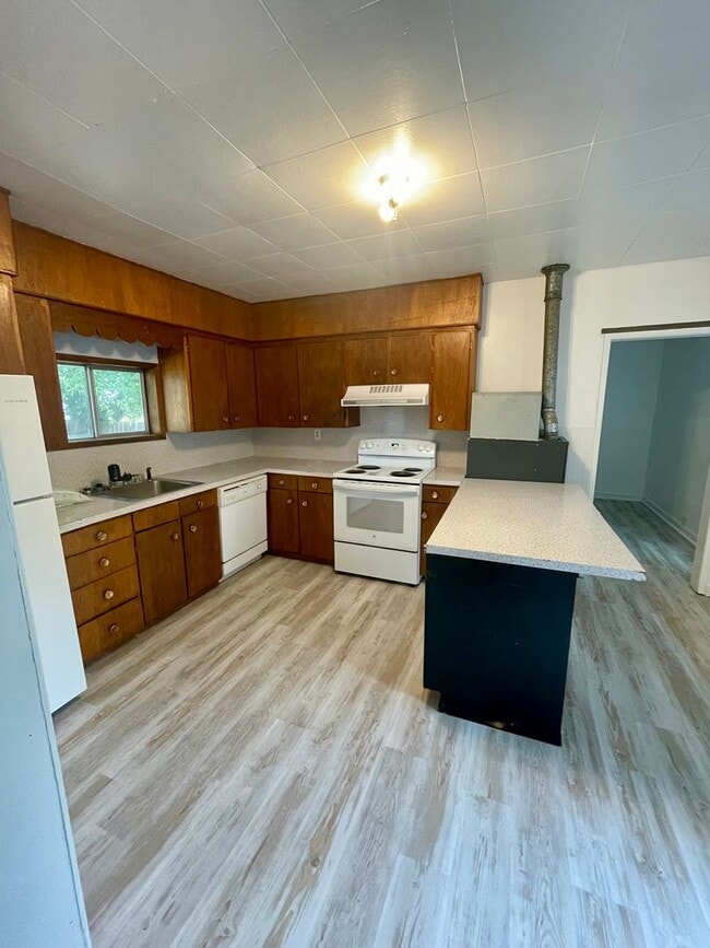 Building Photo - Cottage Style 1 Bed Home with a Large Yard...