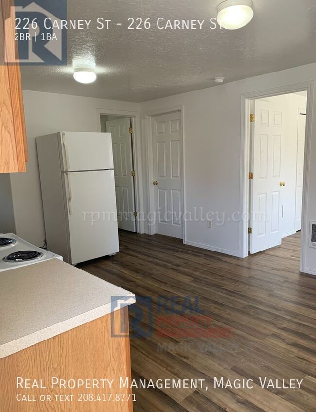 Building Photo - Private 2 Bedroom