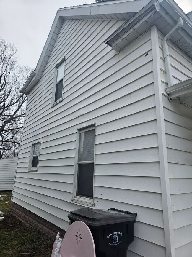 Building Photo - *PENDING* Recently Remodeled 2-Bedroom, 2-Bathroom Home – $1,100/Month - Accepting Section 8