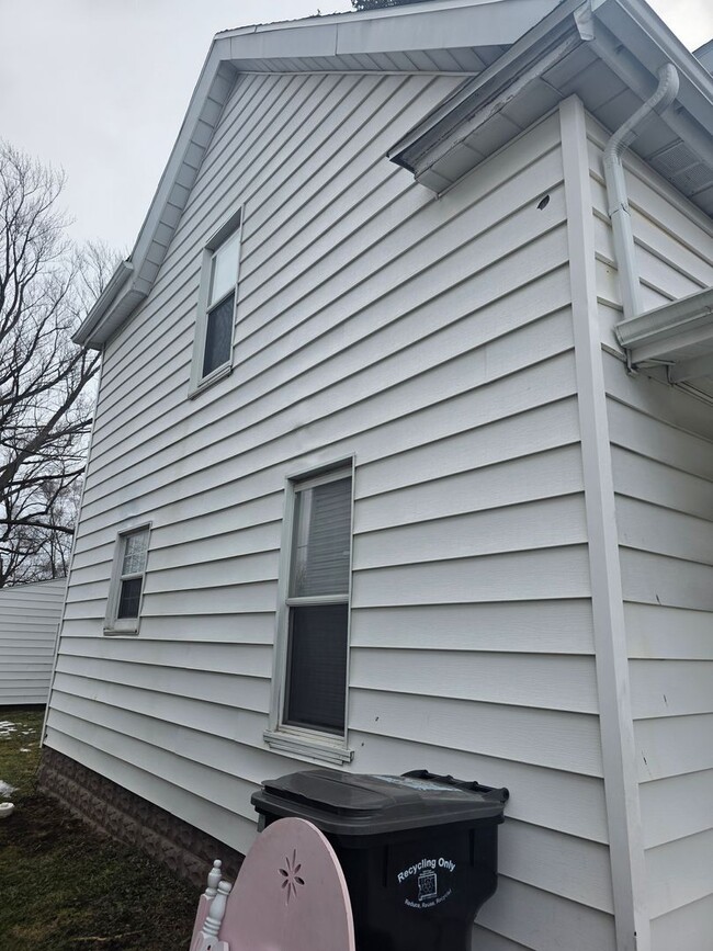 Building Photo - Recently Remodeled 2-Bedroom, 2-Bathroom Home – $1,100/Month - Accepting Section 8