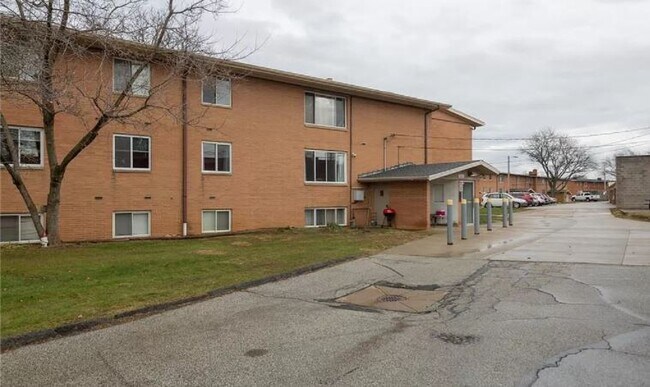 Building Photo - 22081 River Oaks Dr