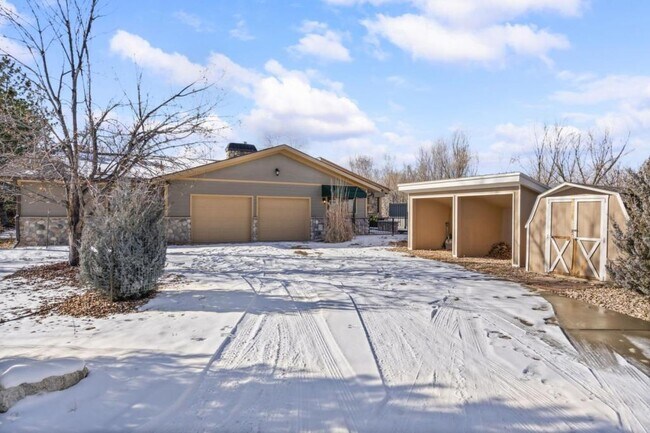 Building Photo - 306 Lona Dr