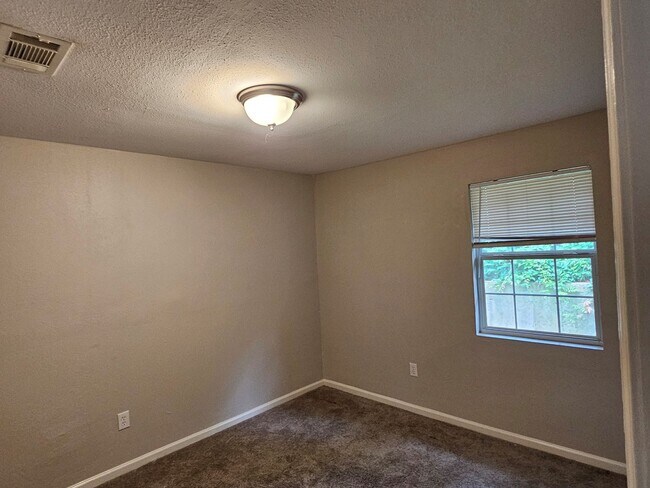 Building Photo - Lawrence Rd 227-229 (Duplex)