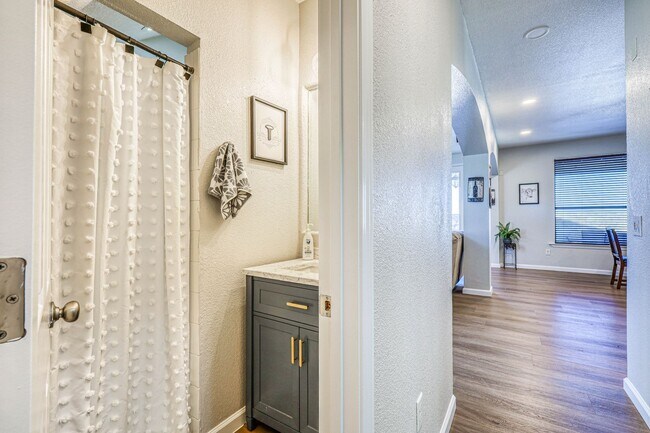 Building Photo - Beautiful Westside home FURNISHED with 4 b...