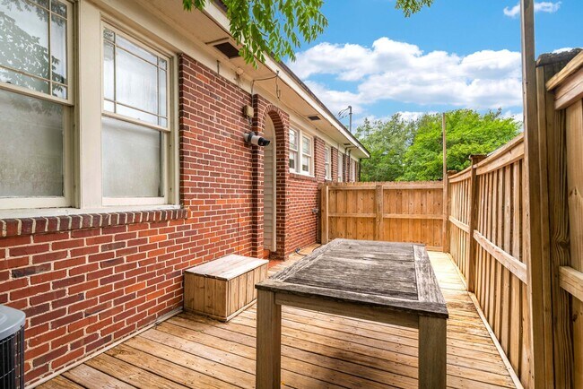Building Photo - Adorable Avondale Home!