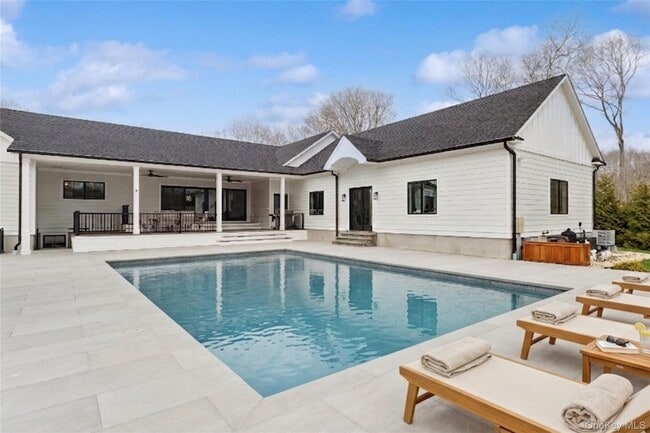 Building Photo - 47 Old Riverhead Rd