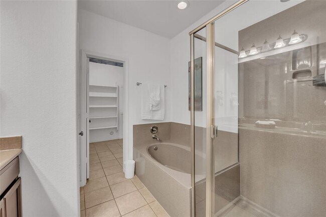 Building Photo - 520 S Meadowlark St