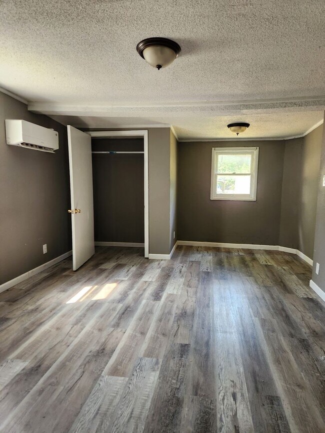 Building Photo - 4-Bedroom/1 Bath Home for Rent – $1,200/month – Columbus, KS