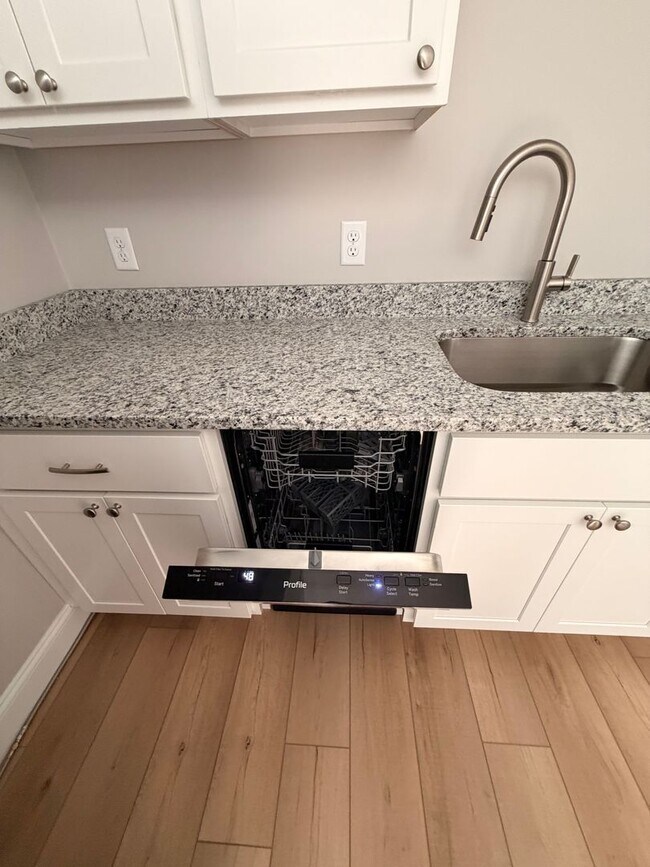 Building Photo - Brand New spacious Studio available in a great location.